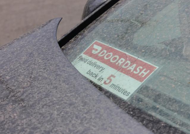 入境美国数小时中国一家三口遇车祸1死2伤：肇事司机送餐途中，车辆冲上人行道2