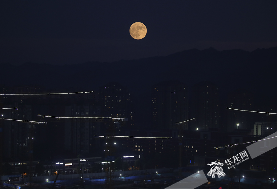 “超级月亮”现身山城夜空。华龙网-新重庆客户端 首席记者 李文科 摄