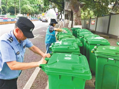 社区工作人员为垃圾桶安装专属“身份证”。记者 李传芳 摄
