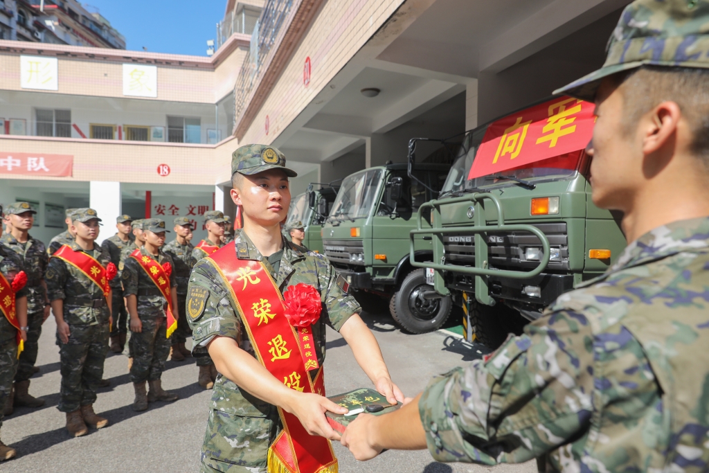 新驾驶员从老兵手中接过车钥匙。