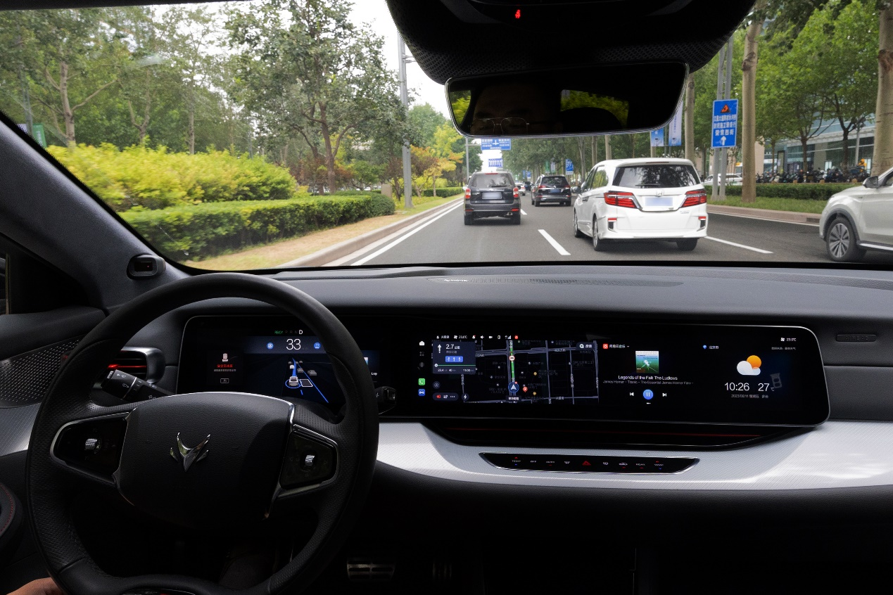 阿尔法S先行版智能辅助驾驶功能市区行驶。 极狐汽车供图 华龙网发