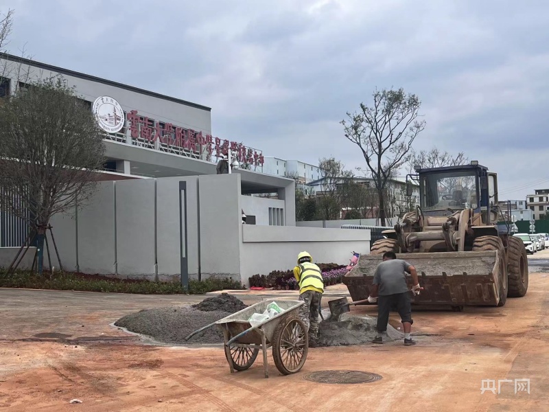 昆明一学校施工未完成即开学？记者实探：校园外围部分区域仍在施工2