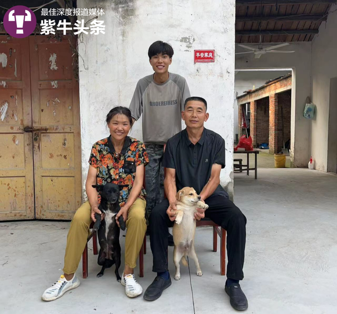 小伙打工攒钱带自幼失聪的父亲种人工耳蜗：期待爸爸喊出我的名字4
