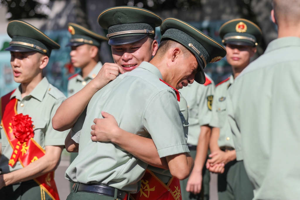 送战友，踏征程，默默无语两眼泪......