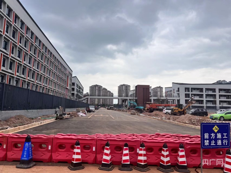 昆明一学校施工未完成即开学？记者实探：校园外围部分区域仍在施工4