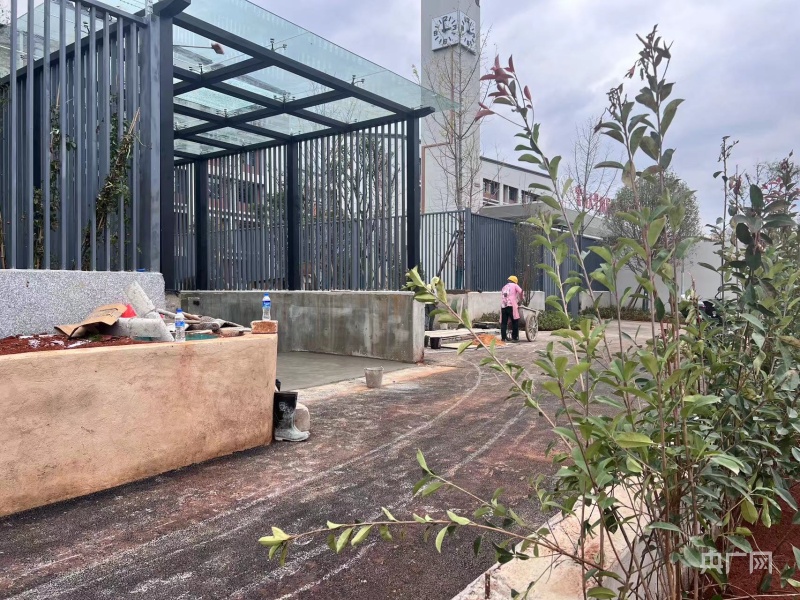 昆明一学校施工未完成即开学？记者实探：校园外围部分区域仍在施工3