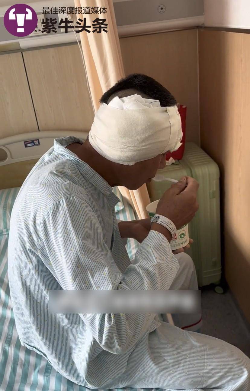 小伙打工攒钱带自幼失聪的父亲种人工耳蜗：期待爸爸喊出我的名字2