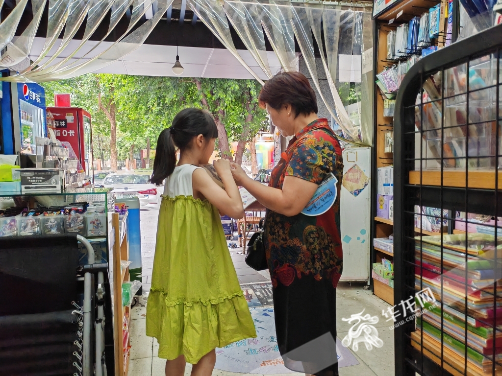 家长和孩子一起到文具店选购“开学装备”。