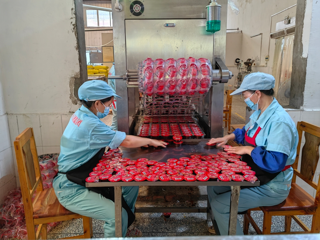 重庆小天鹅百福食品公司火锅底料生产车间。