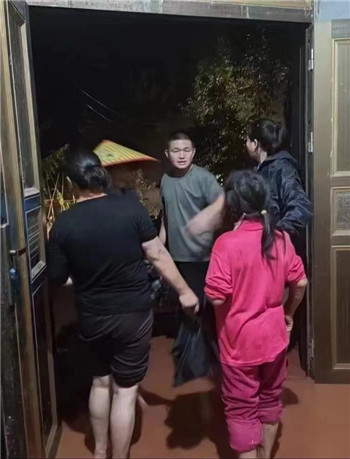 工作人员引导群众紧急撤离 潼南区五桂镇供图 华龙网发
