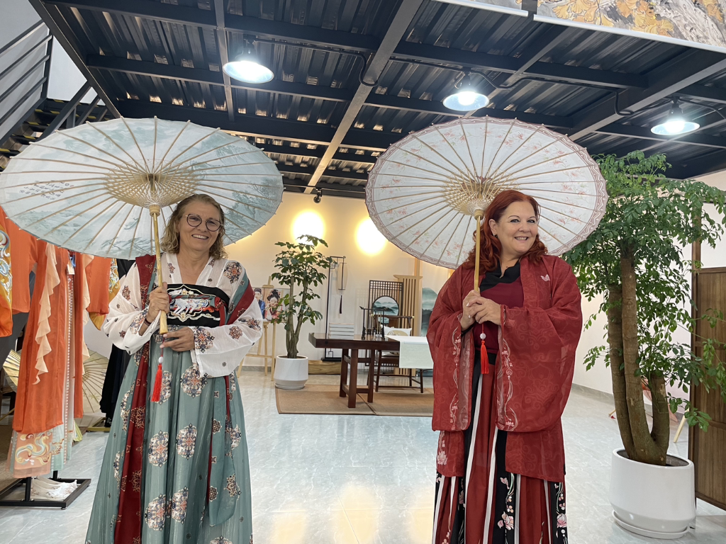 In the Universiade Village, foreign delegation members experiencing Hanfu. (Photo provided by the International Olympic Committee)