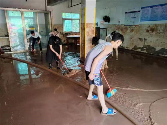 洪水过后，对室内淤泥等进行清理。 潼南区五桂镇供图 华龙网发