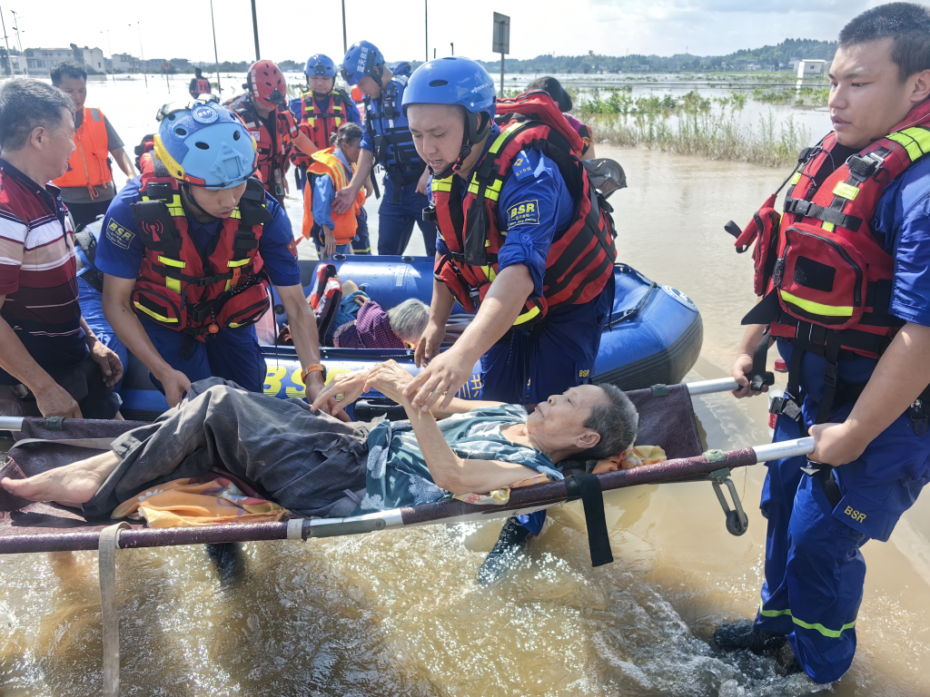 蓝天救援队转移受伤群众。潼南区委宣传部供图  华龙网发