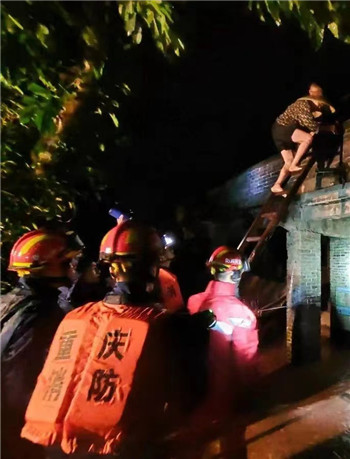 消防队员及镇政府工作人员紧急求助受灾群众 潼南区五桂镇供图 华龙网发