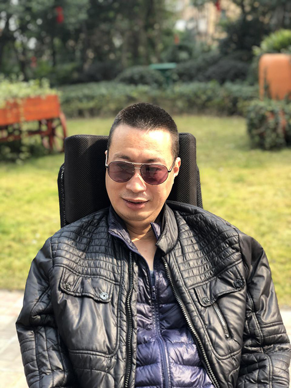 两位“渐冻人”的自我救赎：哪怕只有眼睛能动，也要掌握人生1