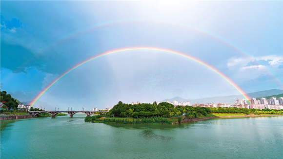 开州城区上空出现彩虹景观。记者 王晓宇 摄