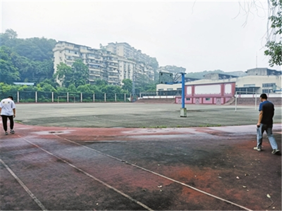 改造前的杨家山体育场。记者 郭晋 摄