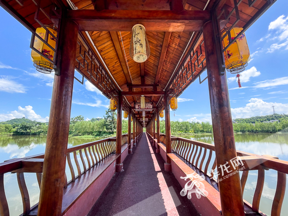 合川区，天气晴朗，白云映在水面。华龙网-新重庆客户端 首席记者 李裕锟 摄