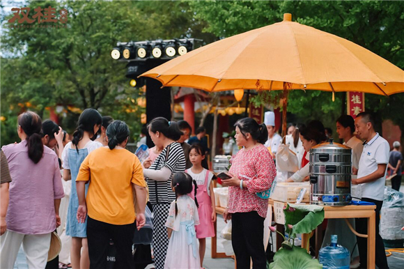 市民游客聚集在集市品尝双桂素食小吃。主办方供图 华龙网发