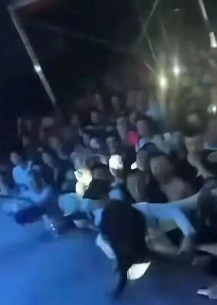 警方通报山西女歌手被拽下舞台：行拘2人2