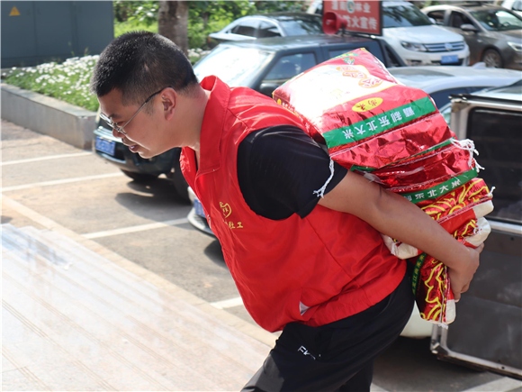 志愿者帮忙发放救灾物资。潼南区委宣传部供图  华龙网发
