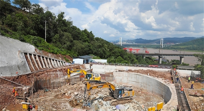 正在进行小石门长江水源工程取水泵站竖井开挖施工的准备工作。长寿新闻网记者 徐强 摄