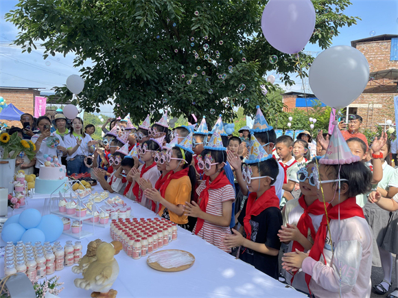 三新村的留守儿童代表集体过生日。华龙网-新重庆客户端 汤莉 摄