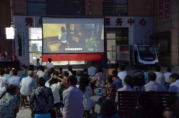 巫山县公益电影送清凉活动走进秀峰社区。通讯员 李睿 摄