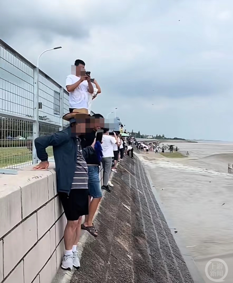 多人钱塘江翻栏观潮拍视频被卷倒，文旅局：每年都提醒总有人不听1