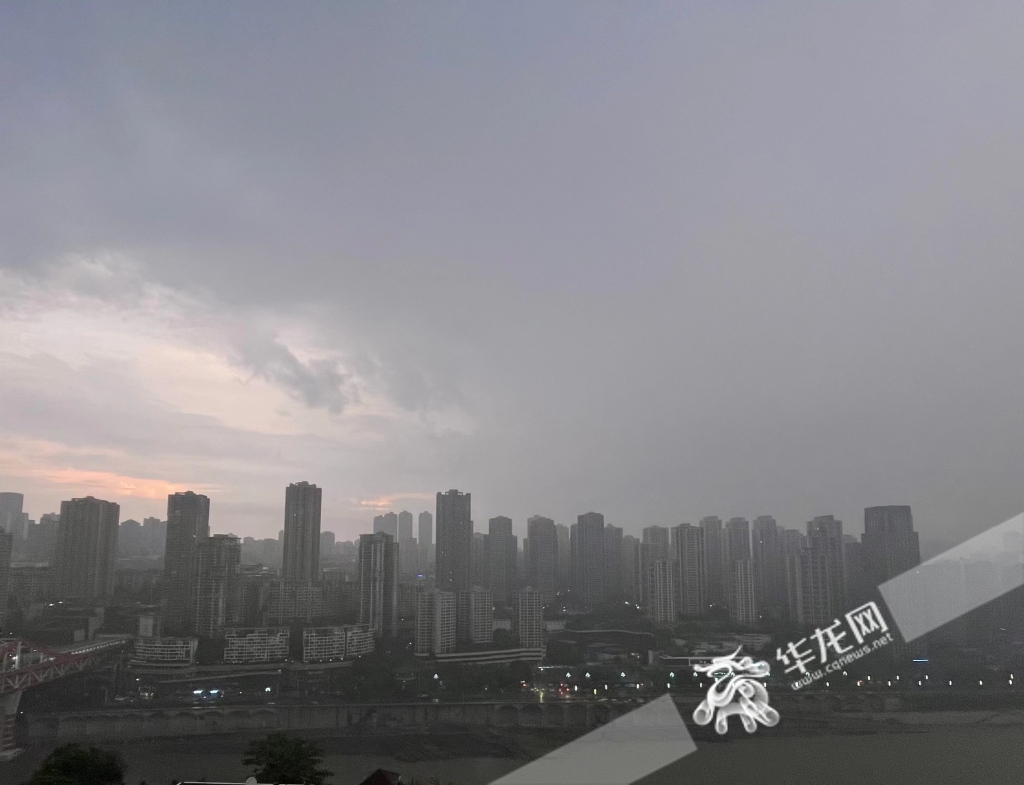 8月7日清晨，重庆中心城区出现降雨。华龙网-新重庆客户端首席记者 李裕琨 摄