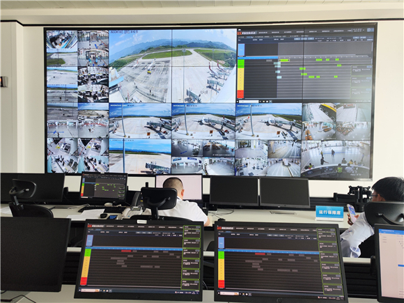 万州机场运行控制中心，800个摄像头全方位守护机场的安全。华龙网-新重庆客户端 简梦 摄