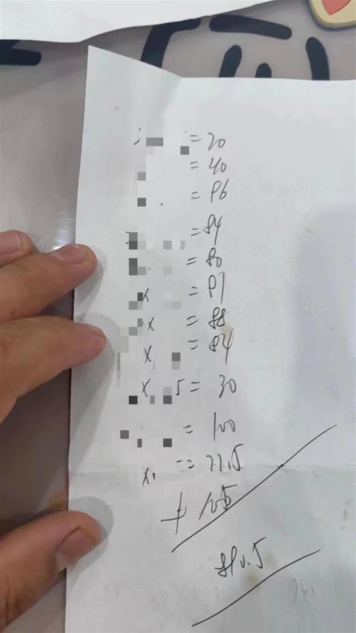 轮椅女孩在TFBOYS演唱会外摆摊卖水,当事人:1100元成本的水卖光,仅收到700元回款
