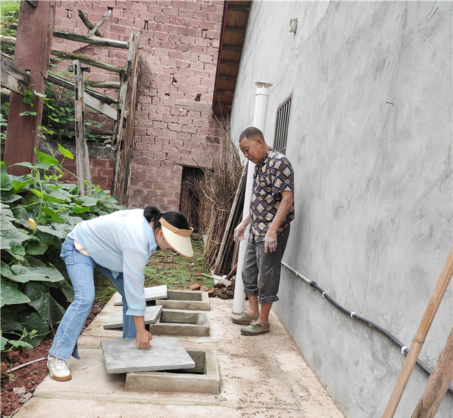 工作人员对辖区农村厕所改造情况进行督导检查。铜梁区融媒体中心供图