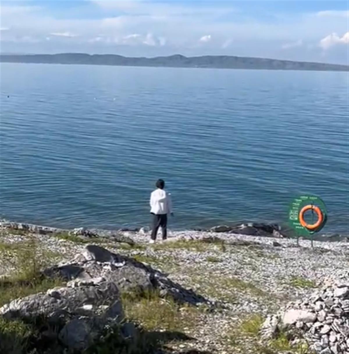男子钻过青海湖观景台围栏当众在湖边小便，管理局：已介入，将加强宣传