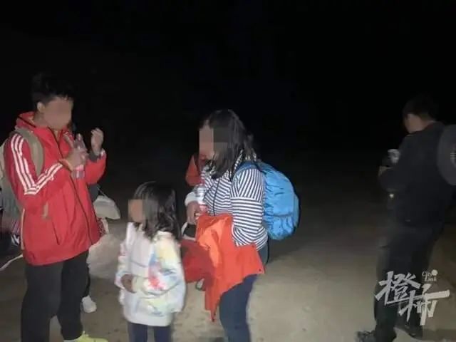 旅游还是玩命？一家八口自驾被困荒漠，被找到时仅剩一瓶水……8