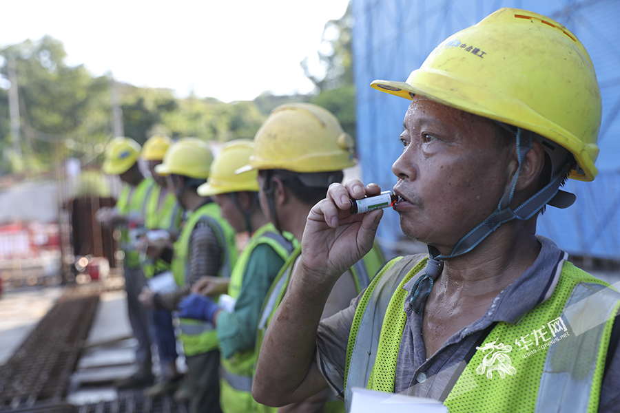 该项目为建设者们准备了充足的防暑药品。华龙网-新重庆客户端 首席记者 李文科 实习生 张钊瑞 摄