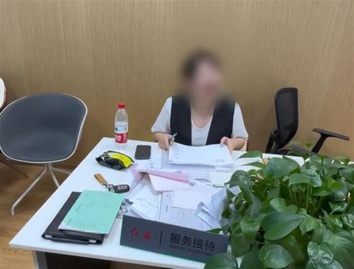坐4S店服务台辱骂顾客的女子道歉，称自己也是客户，红旗回应：门店管理有疏忽