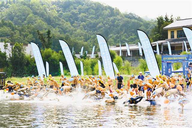 石柱县黄水镇太阳湖近300名泳将竞逐重庆市公开水域游泳赛