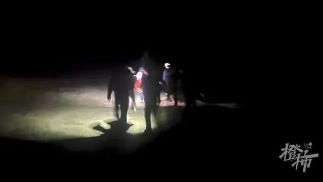 旅游还是玩命？一家八口自驾被困荒漠，被找到时仅剩一瓶水……6