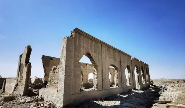 旅游还是玩命？一家八口自驾被困荒漠，被找到时仅剩一瓶水……3