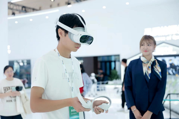 嘉宾戴上VR头显设备感受“数字伊利”魅力。伊利集团供图 华龙网发