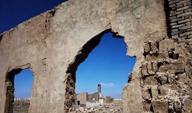 旅游还是玩命？一家八口自驾被困荒漠，被找到时仅剩一瓶水……4