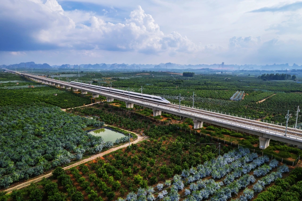 The Guiyang-Nanning High-speed Railway is fully put into operation on August 31.