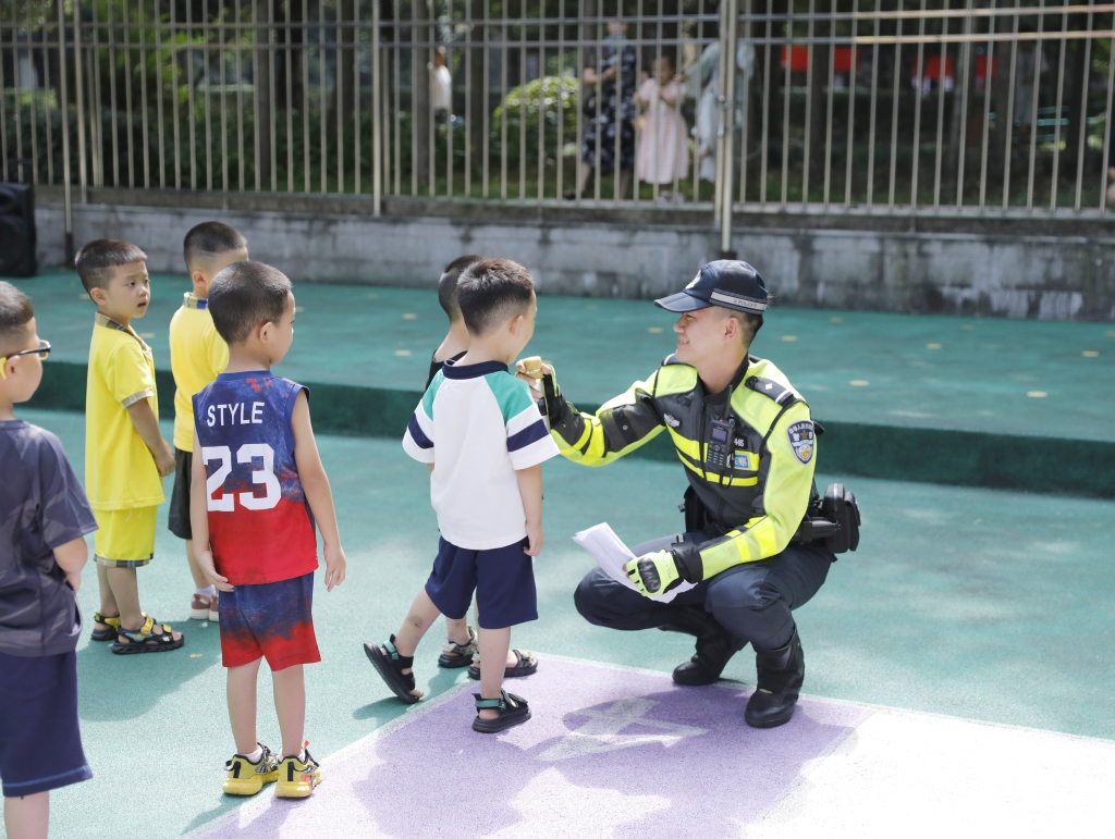 骁骑和孩子们互动。高新区警方供图