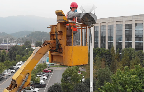 不间断对城区路灯、灯饰进行监管。铜梁区城市管理局供图 华龙网发