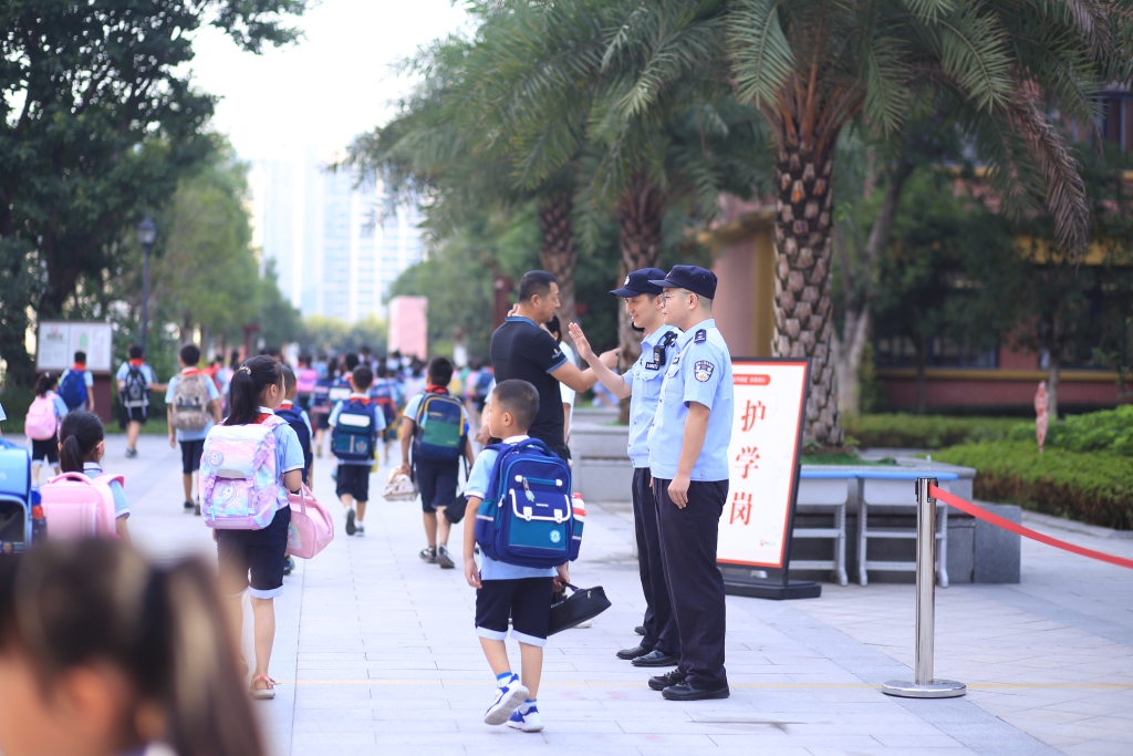 为广大师生站好护学岗。九龙坡警方供图