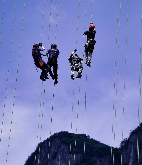 参赛者正在攀爬。南川区文化旅游委供图 华龙网发