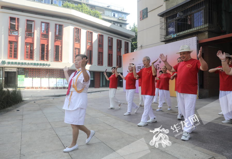 民主村社区居民彭其碧（左一）和邻居们排练舞蹈。华龙网-新重庆客户端记者 张质 摄