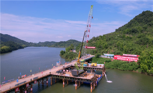 成渝中线高铁铜梁玄天湖大桥加紧水中墩施工