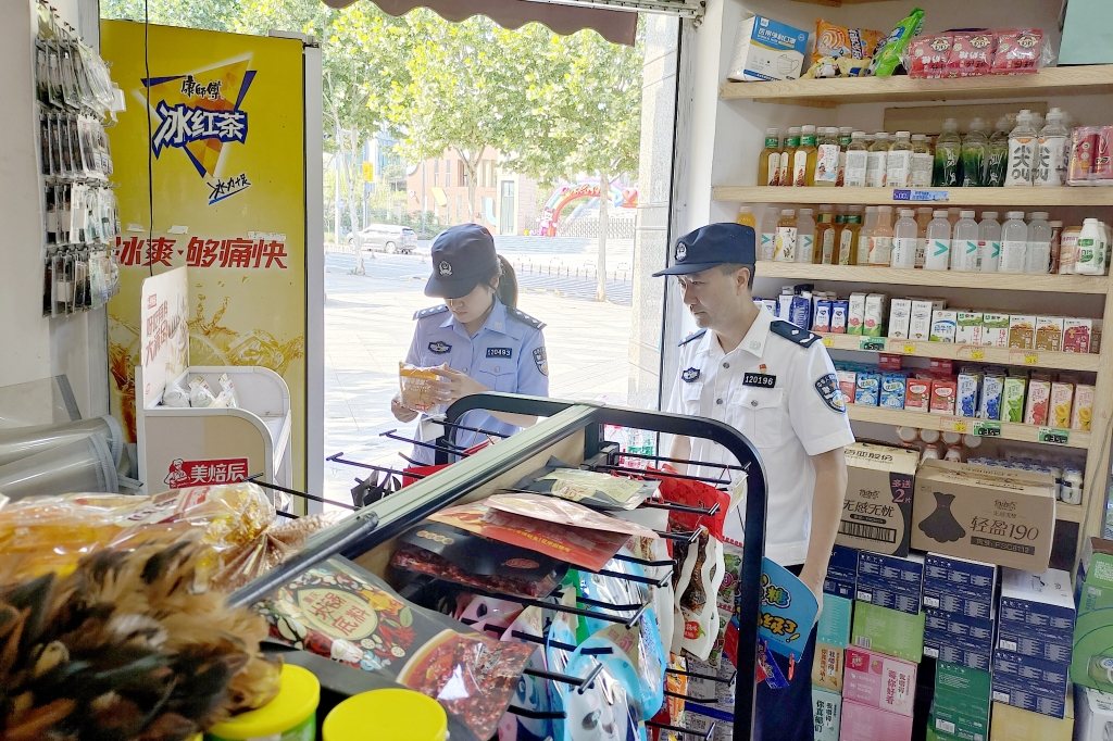 食药环侦民警对校园周边食品安全检查。高新区警方供图